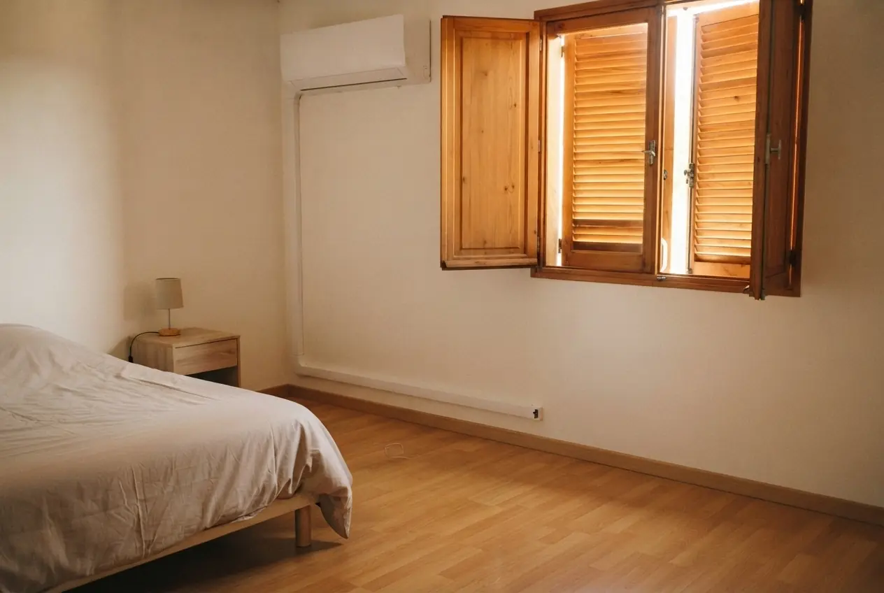 Climatiseur split fixe installé et silencieux dans une chambre aux Taillades